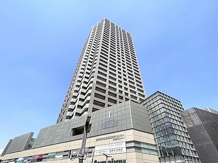 【外観】街並みに溶け込みながらも存在感を放つ外観。