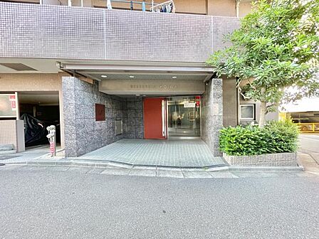 【エントランス】 しっかりと管理が行き届き開放感があり明るいマンションの顔