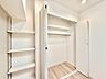 収納：【収納】　大容量の収納が各部屋にあるから、生活感をスッキリ隠せる。来客時も慌てず、日常も気持ちよく。空間に余白があると心にも余裕が生まれます。