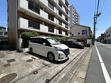 【駐車場】日々のカーライフを支える便利な設備です。