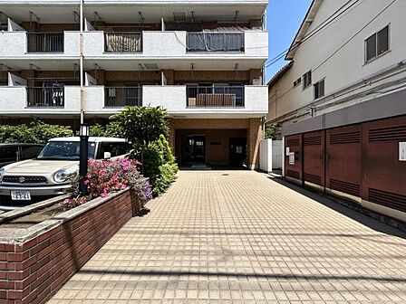 【駐車場】整然と区画された安心感のあるスペース。