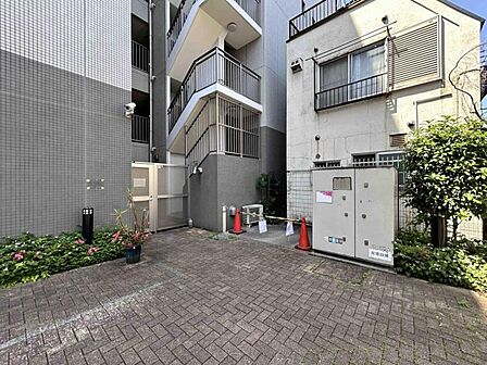 【エントランス】外階段の使い勝手もよさそうです。