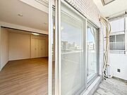【バルコニー】　南東向きで解放感のあるバルコニー