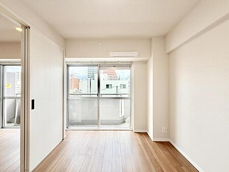 【洋室:4.4帖】 静かな眠りへ。一日の終わりを優しく包む、上質な寝室を創造中。