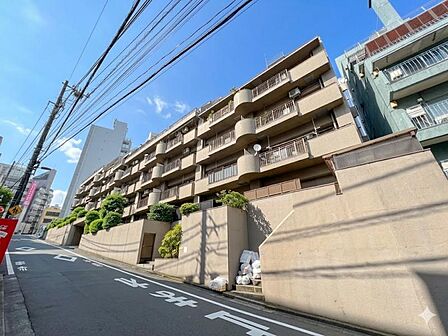 【外観】 陽光をたっぷりと取り込む明るい住空間。圧迫感がなく街並みに馴染む落ち着いた佇まい