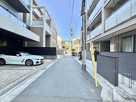 【前面道路】 幅員にゆとりある前面道路。視界が広がり、確かな開放感があります。