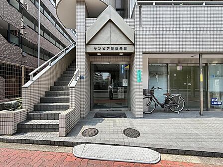 【エントランス】住まいへと続く落ち着いた導入空間。