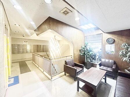 【エントランス】住まいの顔ともいえるエントランスは、上品で洗練された印象に仕上がっています。