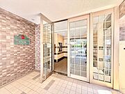 【エントランス】　しっかりと管理が行き届き開放感があり明るいマンションの顔