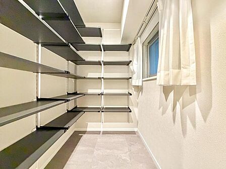 【収納】 大容量のシューズクロークが備わったいて、大きなベビーカーやアウトドア用品もスッキリと収納可能です
