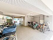 【駐輪場】　屋根付きの駐輪場は雨の日などにとても重宝します