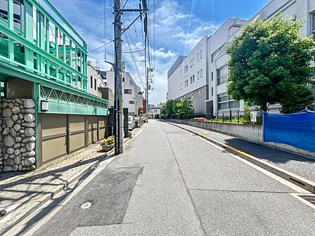 【前面道路】 幅員にゆとりある前面道路。視界が広がり、確かな開放感があります。
