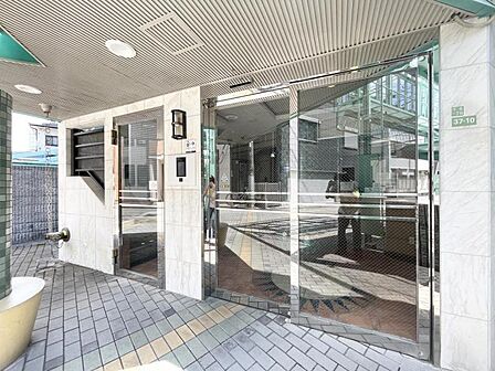 【エントランス】落ち着いた雰囲気のエントランスです。