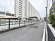 【エントランス】エントランス前には綺麗に整備された歩道と道路。