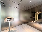 【エントランス】暮らしの質は入り口で決まる。開放感と防犯性を兼ね備えた意匠。