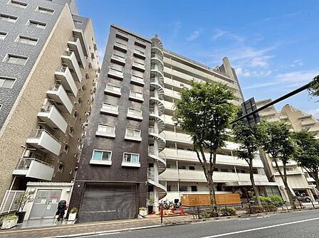 【外観】周囲の街並みと調和する落ち着いた色調。上質な日常を予感させる。