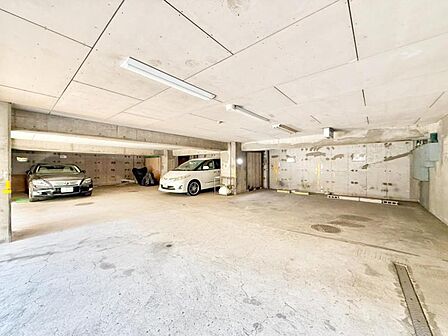 【駐車場】 敷地内に駐車スペースあり。日々の移動もスムーズです。