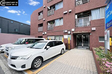 【外観】青空に映える重厚な佇まい。都心の喧騒を忘れさせる端正な外観。