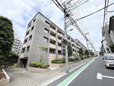 【外観】街並みに溶け込みながらも存在感を放つ外観。