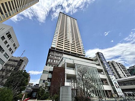 【外観】端正なフォルムが印象に残る建物デザイン。