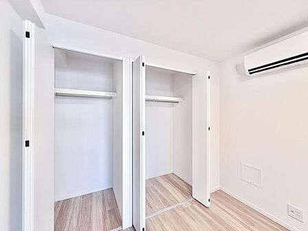 【収納】　大型のクローゼット完備。衣類だけではなく上部にバッグなどの小物、下部には季節の家電やスーツケース等スッキリと収納可能です