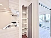 【収納】　リビングにも便利な棚収納が備わり、住空間をより効率よく使えます