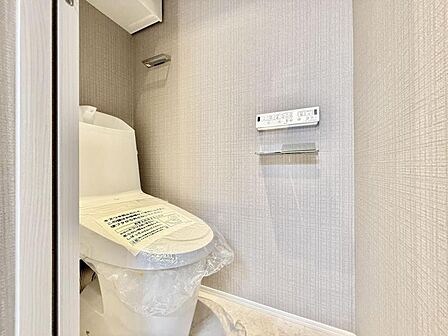 【トイレ】清潔感のあるシンプルで使いやすいトイレです。