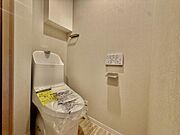 【トイレ】清潔感のあるシンプルで使いやすいトイレです。