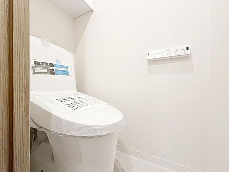 【トイレ】清潔感のあるシンプルで使いやすいトイレです。