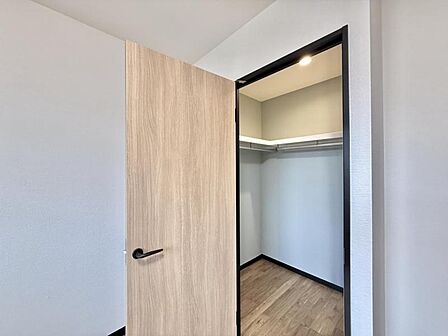 【収納】WICを備え豊富な収納力を確保。衣類や荷物をすっきりと収め、居室を美しく保てます。