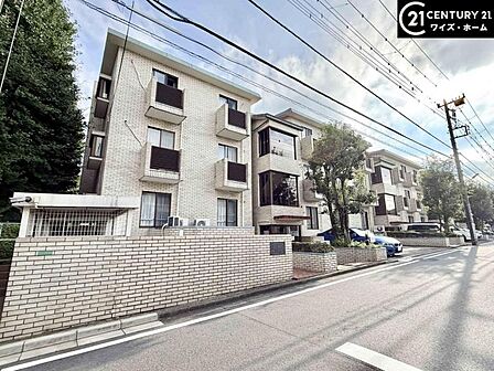【外観】住宅街に映える端正なマンション。暮らしの舞台にふさわしい落ち着きと品格を備えています。