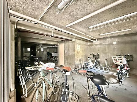 【駐輪場】建物内に整理された駐輪場があり、愛車の保管に便利。