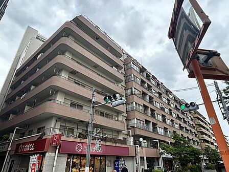【外観】周囲の街並みと調和する落ち着いた色調。