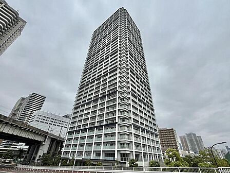【外観】端正なフォルムが印象に残る建物デザイン。