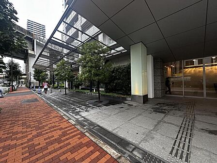 【エントランス】清潔感のある明るいエントランスが、毎日の帰宅を心地よく迎えてくれます。