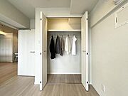 【収納】室内を有効的にお使いいただける全居室収納付き枕棚も付いているので、洋服や雑貨など無駄なく収納いただけます。