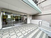 【エントランス】バリアフリー設計で誰にでも優しく。世代を超えて愛される気配り。