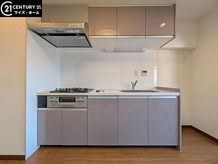 【キッチン】洗練されたシステムキッチンが住空間の美意識を高める。