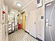 【エントランス】　清潔感のあるエントランス。住人同士のゆるやかな交流を育む場。