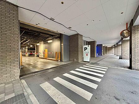 【駐車場】屋根付き駐車場で大事な愛車も安心して置いておけます。