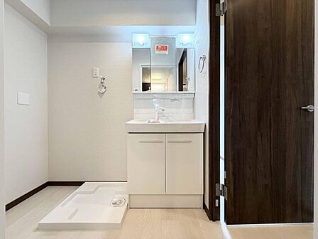 【洗面所】広く清潔感のある洗面所。朝の外出の準備やお洗濯もスムーズに行えそうです。