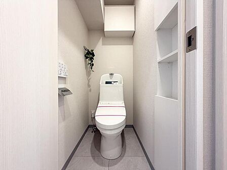 【トイレ】白を基調とした清潔感あふれる空間となっております。