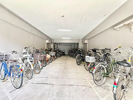 【駐輪場】　屋根付きの駐輪場は雨の日などにとても重宝します
