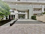 【エントランス】住環境の良さを感じられる入口部分。