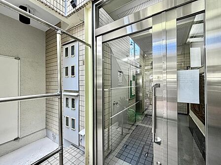 【エントランス】清潔感のある明るいエントランスが、毎日の帰宅を心地よく迎えてくれます。