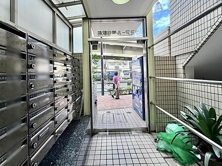 【エントランス】清潔感のあるエントランス。住人同士のゆるやかな交流を育む場。
