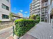 【エントランス】　豊かな植栽に包まれたエントランスアプローチ。緑が導く我が家への道。