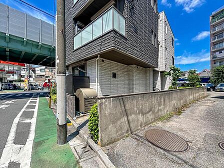 【エントランス】　しっかりと管理が行き届いており、いつも共用部は綺麗に保たれています