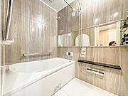 【浴室】　疲れた体をしっかりとほぐすことができる安らぎの時間。ゆったりと体を沈められるサイズ感です