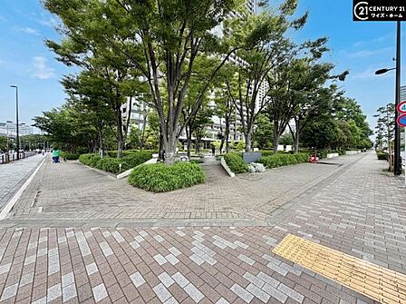 【外観】豊かな植栽に包まれたエントランスアプローチ。緑が導く我が家への道。